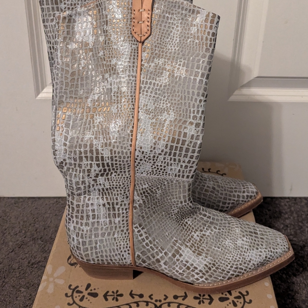 Free People We The Free White Croc Montage Tall Boots Size 8 NIB